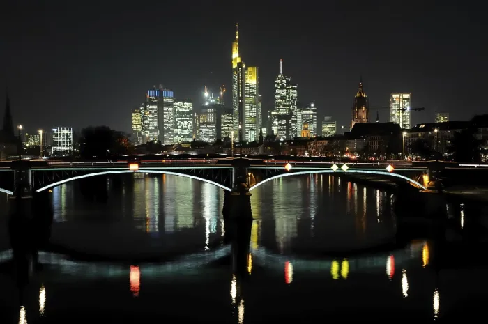 Gerahmter Druck : Frankfurt, Abend, Hochhaus Gerahmter Druck : Frankfurt, Abend, Hochhaus