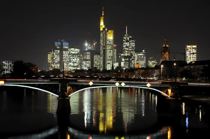 Gerahmter Druck : Frankfurt, Abend, Hochhaus Gerahmter Druck : Frankfurt, Abend, Hochhaus