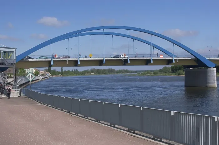 Gerahmter Druck : Frankfurt an der Oder Brandenburg Deutschland Brücke über die Oder nach Polen.