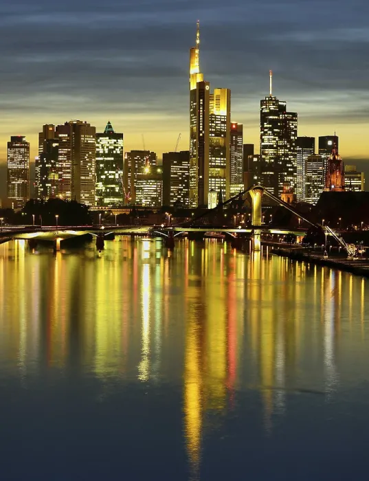 Gerahmter Druck : Frankfurter Skyline am Abend. Gerahmter Druck : Frankfurter Skyline am Abend.