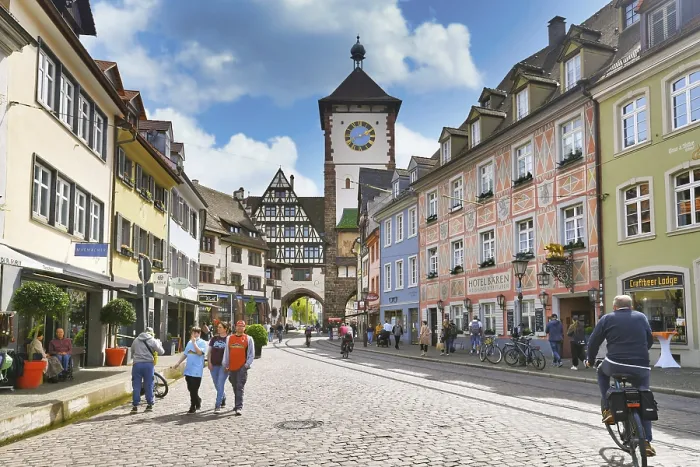 Gerahmter Druck : Freiburg, Deutschland, April 2022: Turm des alten Stadttors genannt Schwabentor im historischen Stadtzentrum Freiburg. Gerahmter Druck : Freiburg, Deutschland, April 2022: Turm des alten Stadttors genannt Schwabentor im historischen Stadtzentrum Freiburg.
