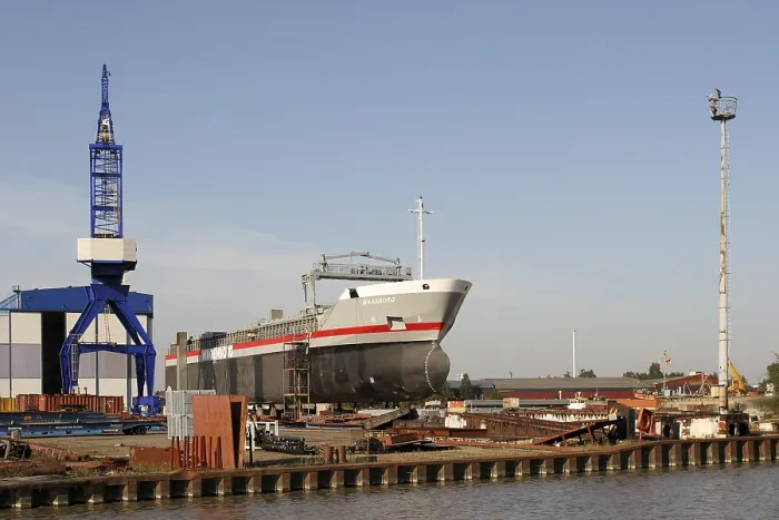 Gerahmter Druck : Frachtschiff MAASBORG am Werft. Gerahmter Druck : Frachtschiff MAASBORG am Werft.