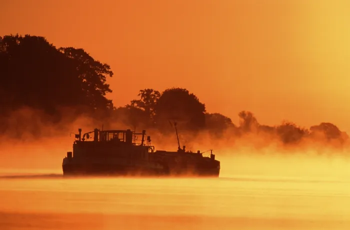 Gerahmter Druck : Frachter am Morgen auf der Elbe. Gerahmter Druck : Frachter am Morgen auf der Elbe.