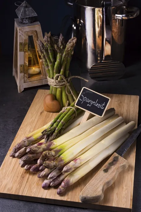 Gerahmter Druck : Frischer Spargel. Gerahmter Druck : Frischer Spargel.