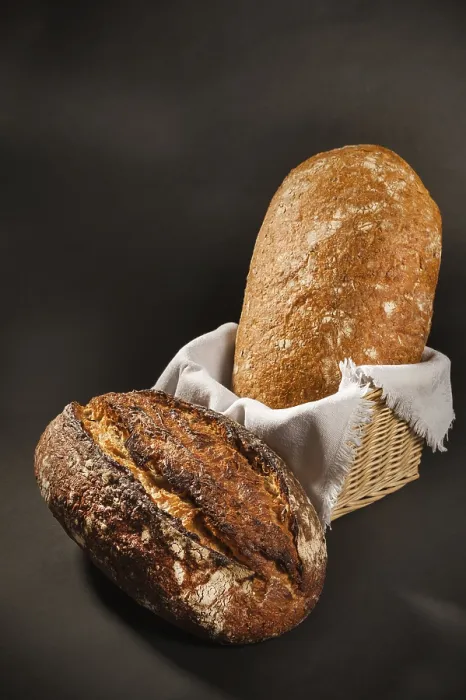 Gerahmter Druck : Frisches Brot auf einem dunklen Hintergrund. Gerahmter Druck : Frisches Brot auf einem dunklen Hintergrund.
