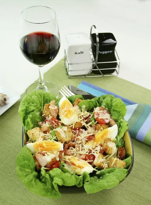Gerahmter Druck : Frischer Caesar-Salat mit Salatblättern. Gerahmter Druck : Frischer Caesar-Salat mit Salatblättern.