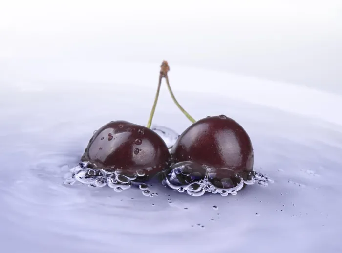Gerahmter Druck : Frische Kirsche im Wasser. Gerahmter Druck : Frische Kirsche im Wasser.