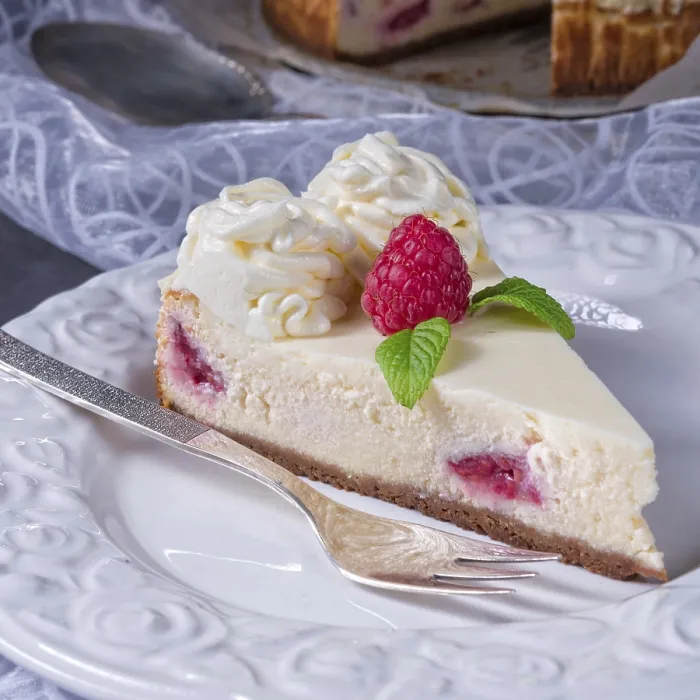 Gerahmter Druck : Frischer und leckerer Himbeerkremkuchen. Gerahmter Druck : Frischer und leckerer Himbeerkremkuchen.