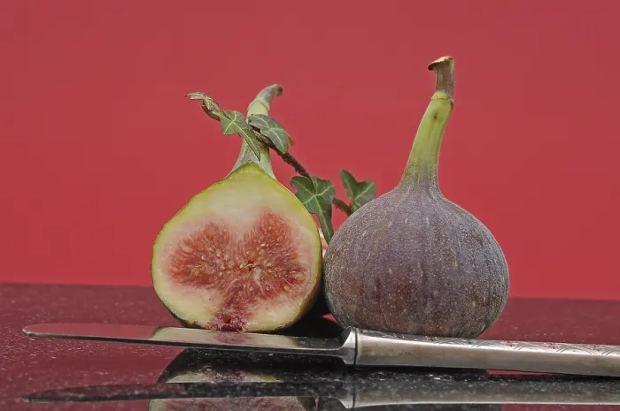 Gerahmter Druck : Frische Feigen mit einem Fruchtknife. Gerahmter Druck : Frische Feigen mit einem Fruchtknife.