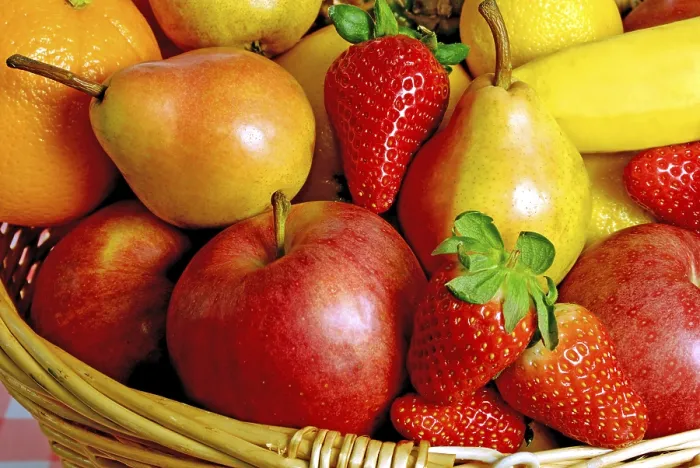 Gerahmter Druck : Frisches Obst in einem Korb. Gerahmter Druck : Frisches Obst in einem Korb.