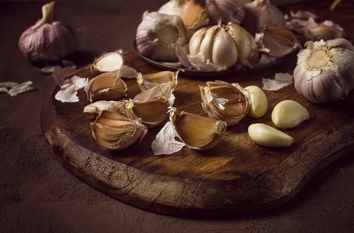 Gerahmter Druck : Frischer Knoblauch, auf dunklem Hintergrund. Gerahmter Druck : Frischer Knoblauch, auf dunklem Hintergrund.