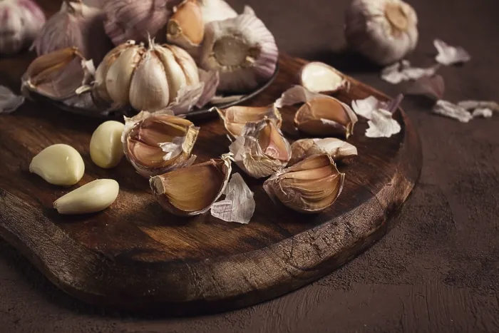 Gerahmter Druck : Frischer Knoblauch, auf dunklem Hintergrund. Gerahmter Druck : Frischer Knoblauch, auf dunklem Hintergrund.
