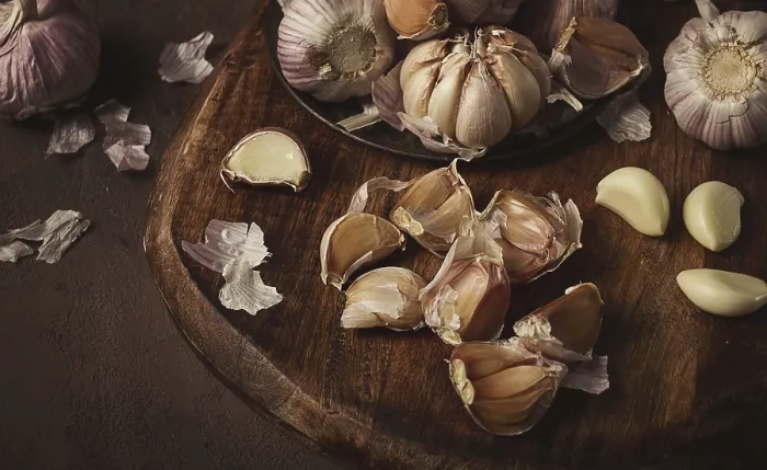 Gerahmter Druck : Frischer Knoblauch, auf einem dunklen Hintergrund.