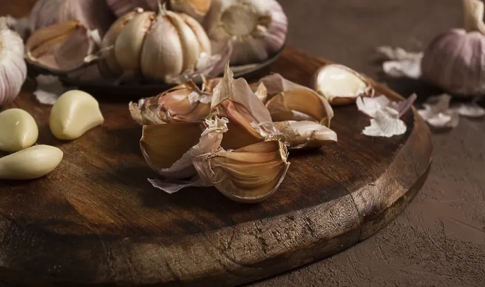 Gerahmter Druck : Frischer Knoblauch, auf dunklem Hintergrund. Gerahmter Druck : Frischer Knoblauch, auf dunklem Hintergrund.