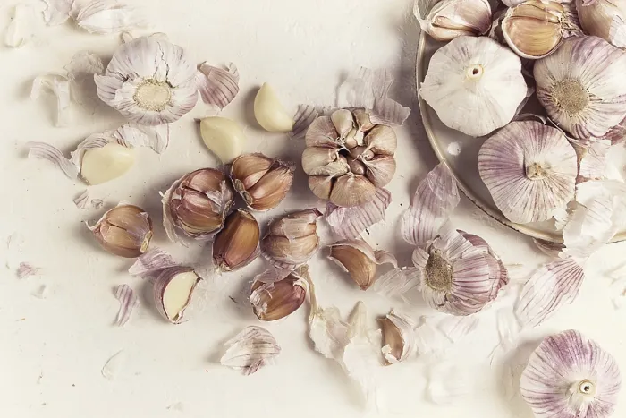 Gerahmter Druck : Frischer Knoblauch auf einem weißen Hintergrund. Gerahmter Druck : Frischer Knoblauch auf einem weißen Hintergrund.