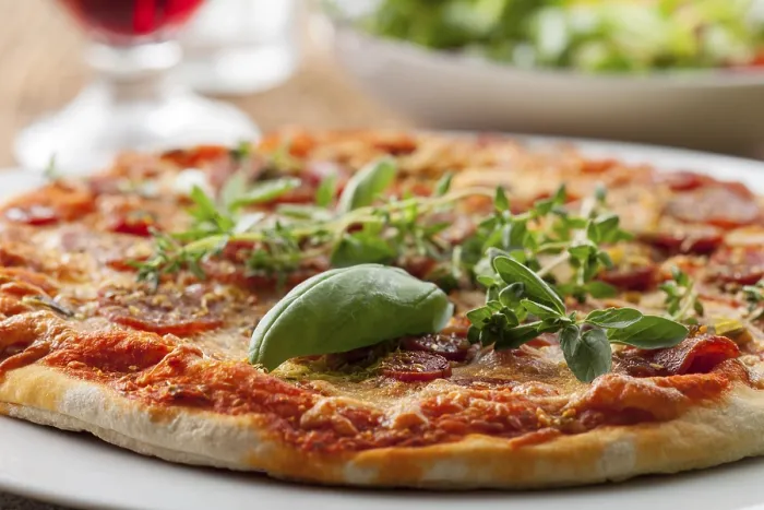 Gerahmter Druck : Frische Kräuter auf einer Pizza. Gerahmter Druck : Frische Kräuter auf einer Pizza.