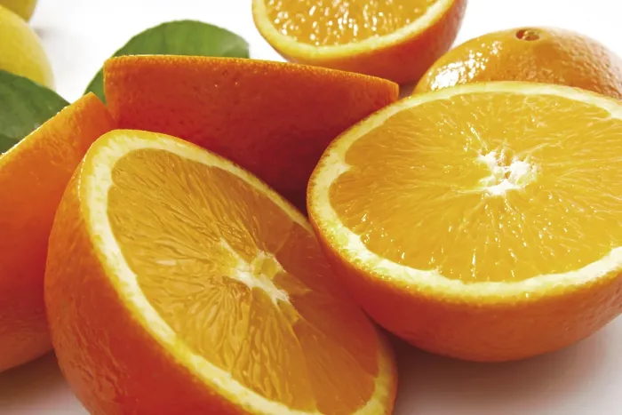 Gerahmter Druck : Frische Orangen, halbiert.