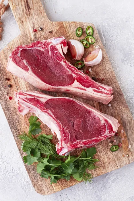Gerahmter Druck : Frische Stücke Rindfleisch am Knochen. Gerahmter Druck : Frische Stücke Rindfleisch am Knochen.