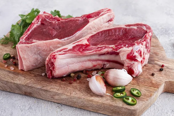 Gerahmter Druck : Frische Stücke Rindfleisch am Knochen. Gerahmter Druck : Frische Stücke Rindfleisch am Knochen.
