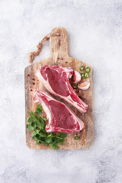 Gerahmter Druck : Frische Stücke Rindfleisch am Knochen. Gerahmter Druck : Frische Stücke Rindfleisch am Knochen.