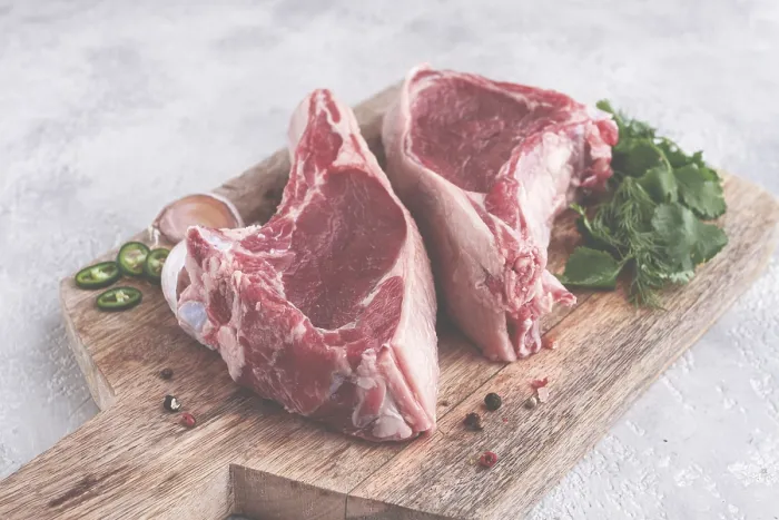 Gerahmter Druck : Frische Stücke Rindfleisch am Knochen. Gerahmter Druck : Frische Stücke Rindfleisch am Knochen.