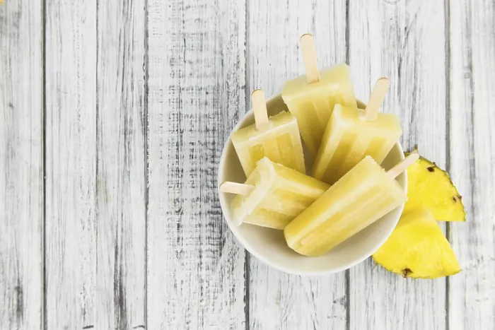 Gerahmter Druck : Frische hergestellte Popsicles (Ananas-Aroma) Gerahmter Druck : Frische hergestellte Popsicles (Ananas-Aroma)