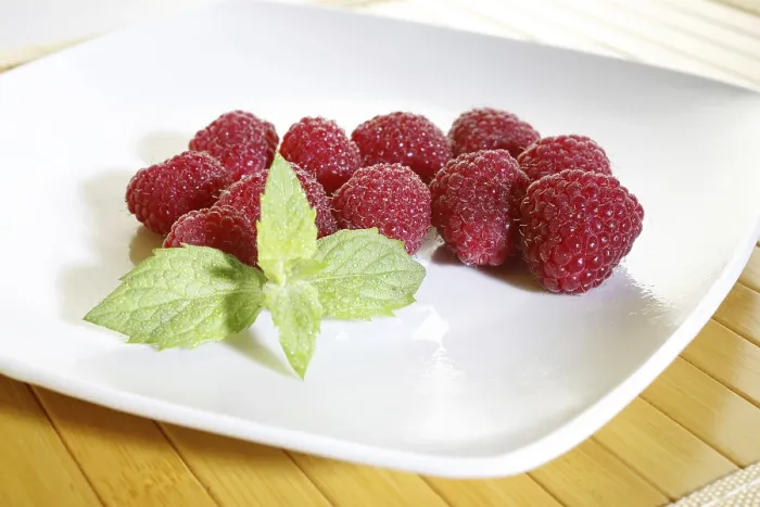 Gerahmter Druck : Frische Erdbeeren, Minze. Gerahmter Druck : Frische Erdbeeren, Minze.