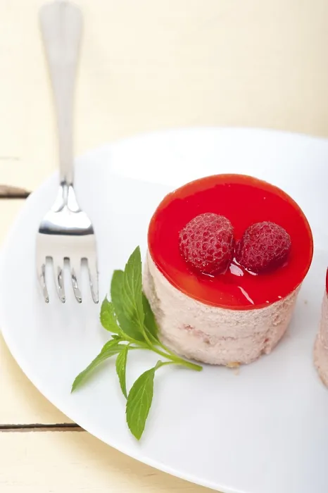 Gerahmter Druck : Frischer Erdbeerkuchen Mousse Dessert runde Form mit Minzeblättern. Gerahmter Druck : Frischer Erdbeerkuchen Mousse Dessert runde Form mit Minzeblättern.