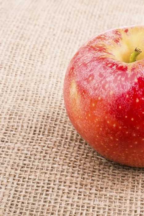 Gerahmter Druck : Frische rote Apfel auf einem Leinwand. Gerahmter Druck : Frische rote Apfel auf einem Leinwand.