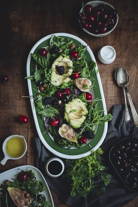 Gerahmter Druck : Ein frischer Salat mit Avocado. Gerahmter Druck : Ein frischer Salat mit Avocado.