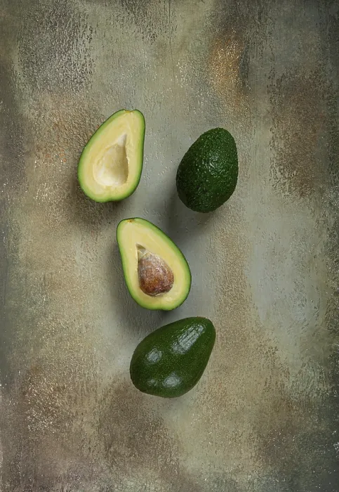 Gerahmter Druck : Frische Avocado-Scheiben auf dem Tisch. Gerahmter Druck : Frische Avocado-Scheiben auf dem Tisch.