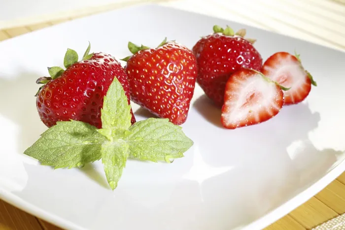 Gerahmter Druck : Frische Erdbeeren mit Minze Gerahmter Druck : Frische Erdbeeren mit Minze