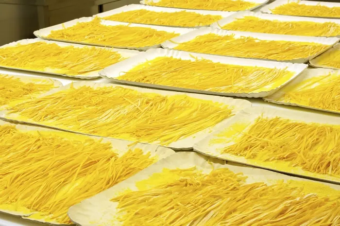 Gerahmter Druck : Frische Tagliatelle trocknen. Gerahmter Druck : Frische Tagliatelle trocknen.