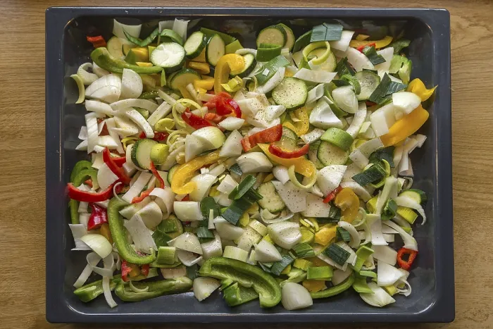 Gerahmter Druck : Frische Gemüse auf einem Backblech. Gerahmter Druck : Frische Gemüse auf einem Backblech.
