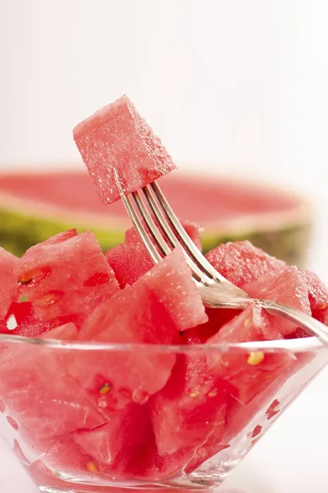 Gerahmter Druck : Frische Wassermelone auf einem weißen Hintergrund. Gerahmter Druck : Frische Wassermelone auf einem weißen Hintergrund.