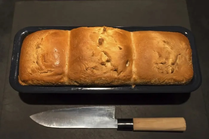 Gerahmter Druck : Frischer weißer Brot in einem Backblech. Gerahmter Druck : Frischer weißer Brot in einem Backblech.