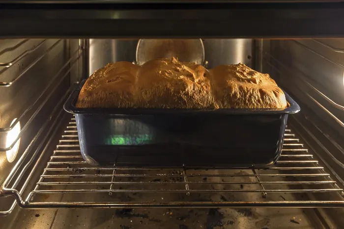 Gerahmter Druck : Frischer weißer Brot in einem Backblech im Ofen. Gerahmter Druck : Frischer weißer Brot in einem Backblech im Ofen.