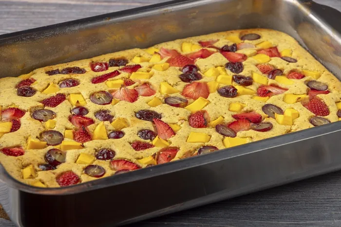 Gerahmter Druck : Frischer gebackener Obstkuchen in Form von Mango. Gerahmter Druck : Frischer gebackener Obstkuchen in Form von Mango.