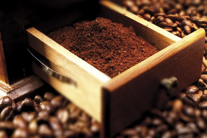 Gerahmter Druck : Frisch gemahlener Kaffee. Gerahmter Druck : Frisch gemahlener Kaffee.