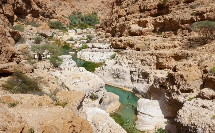 Gerahmter Druck : Wadi Shab: Felsiger Wasserfall in einem frischen See Gerahmter Druck : Wadi Shab: Felsiger Wasserfall in einem frischen See