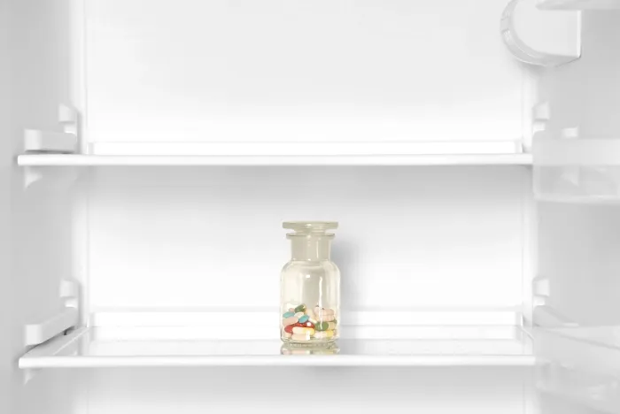 Gerahmter Druck : Leerer Kühlschrank mit Vitaminpilzen Gerahmter Druck : Leerer Kühlschrank mit Vitaminpilzen