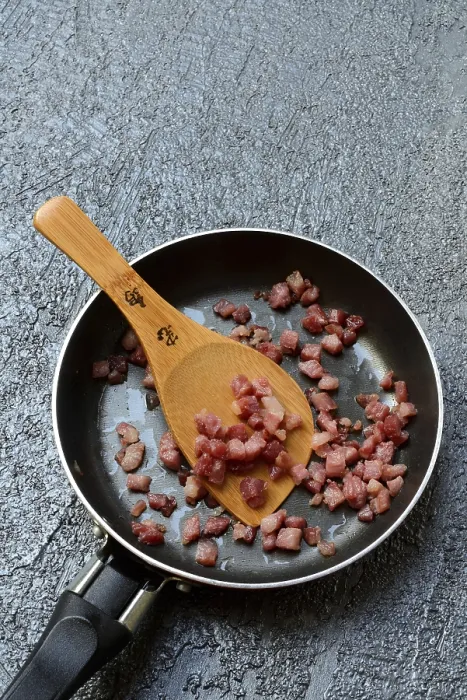 Gerahmter Druck : Röste Speckwürfel in Pfanne, Speck. Gerahmter Druck : Röste Speckwürfel in Pfanne, Speck.