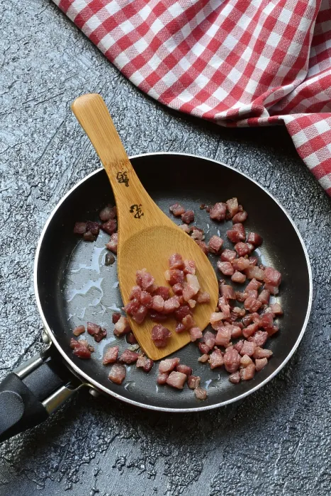 Gerahmter Druck : Fritiere Speckwürfel in Pfanne, Speck. Gerahmter Druck : Fritiere Speckwürfel in Pfanne, Speck.