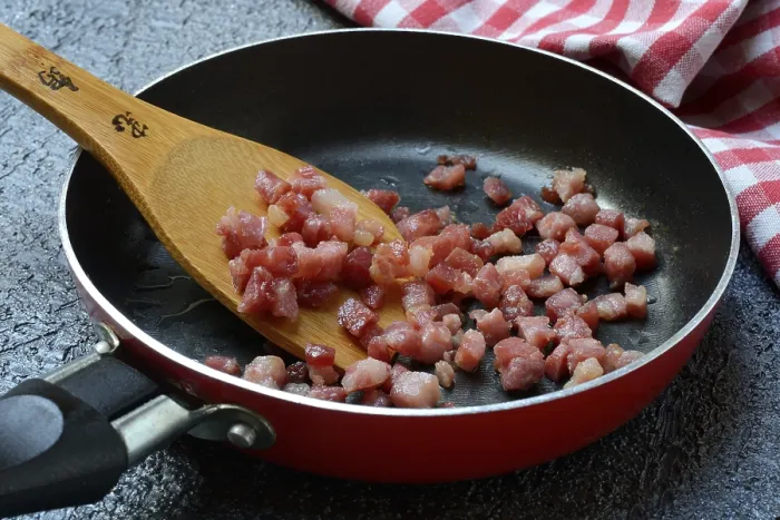 Gerahmter Druck : Röste Speckwürfel in Pfanne, Speck. Gerahmter Druck : Röste Speckwürfel in Pfanne, Speck.