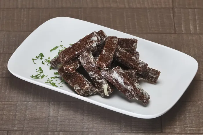Gerahmter Druck : Gekochte braune Brotchips mit Knoblauch. Gerahmter Druck : Gekochte braune Brotchips mit Knoblauch.