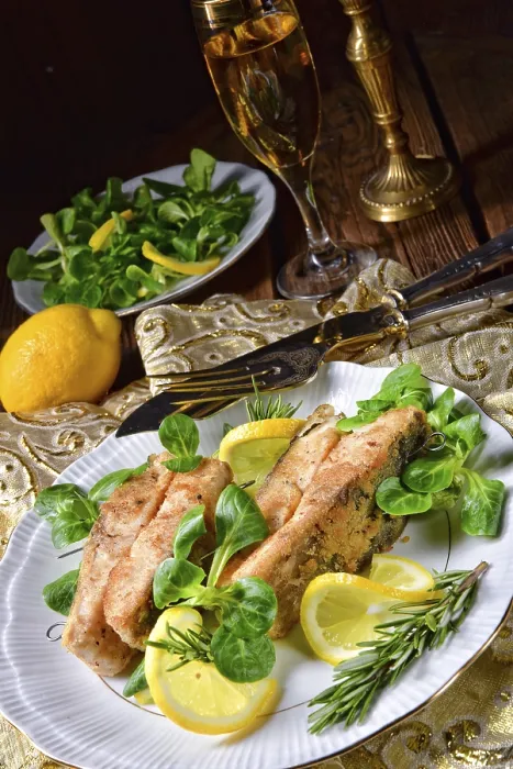 Gerahmter Druck : Karpfenfilet auf schneeweisem Salat. Gerahmter Druck : Karpfenfilet auf schneeweisem Salat.
