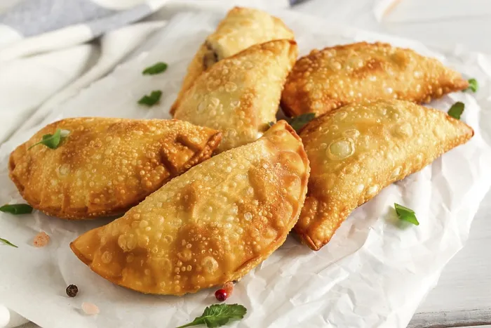 Gerahmter Druck : Frittierte Chebureks, Nahansicht, auf hellen Hintergrund. Gerahmter Druck : Frittierte Chebureks, Nahansicht, auf hellen Hintergrund.