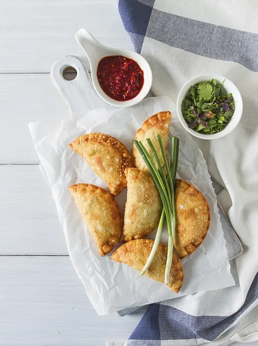 Gerahmter Druck : Frittierte Chebureks, Nahansicht, auf hellen Hintergrund. Gerahmter Druck : Frittierte Chebureks, Nahansicht, auf hellen Hintergrund.