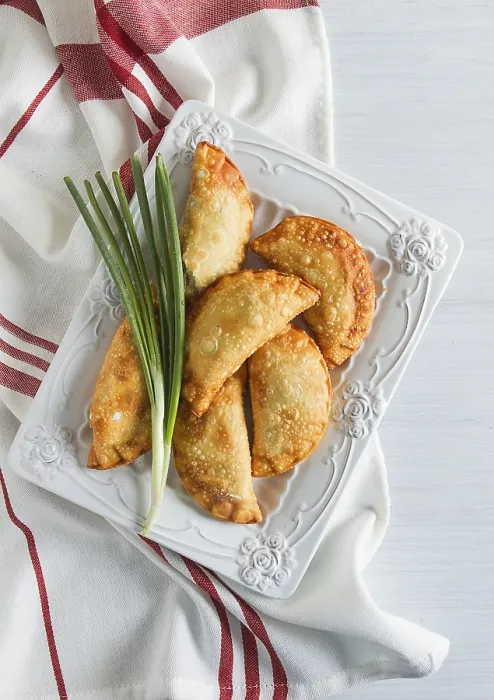 Gerahmter Druck : Frittierte Chebureks, Nahansicht, auf hellen Hintergrund. Gerahmter Druck : Frittierte Chebureks, Nahansicht, auf hellen Hintergrund.
