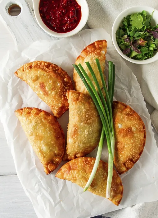 Gerahmter Druck : Frittierte Chebureks, Nahansicht, auf hellen Hintergrund. Gerahmter Druck : Frittierte Chebureks, Nahansicht, auf hellen Hintergrund.